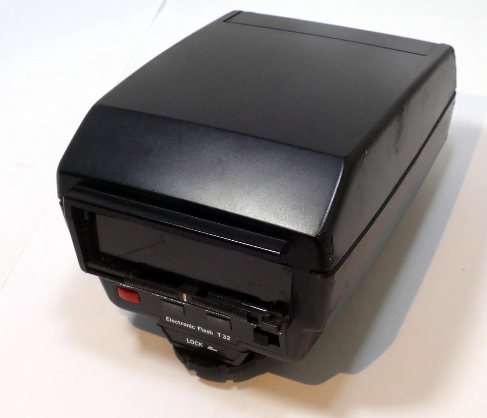 Olympus T32 OM FLASH with damaged shoe (works, but sold for parts or repair)