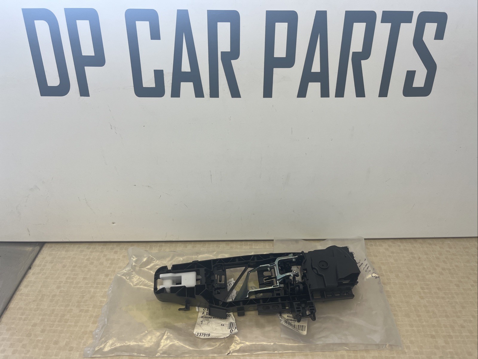 *NEW OEM MERCEDES C CLASS W205 FRONT RIGHT DOOR LOCK BEARING BRACKET A0997604500