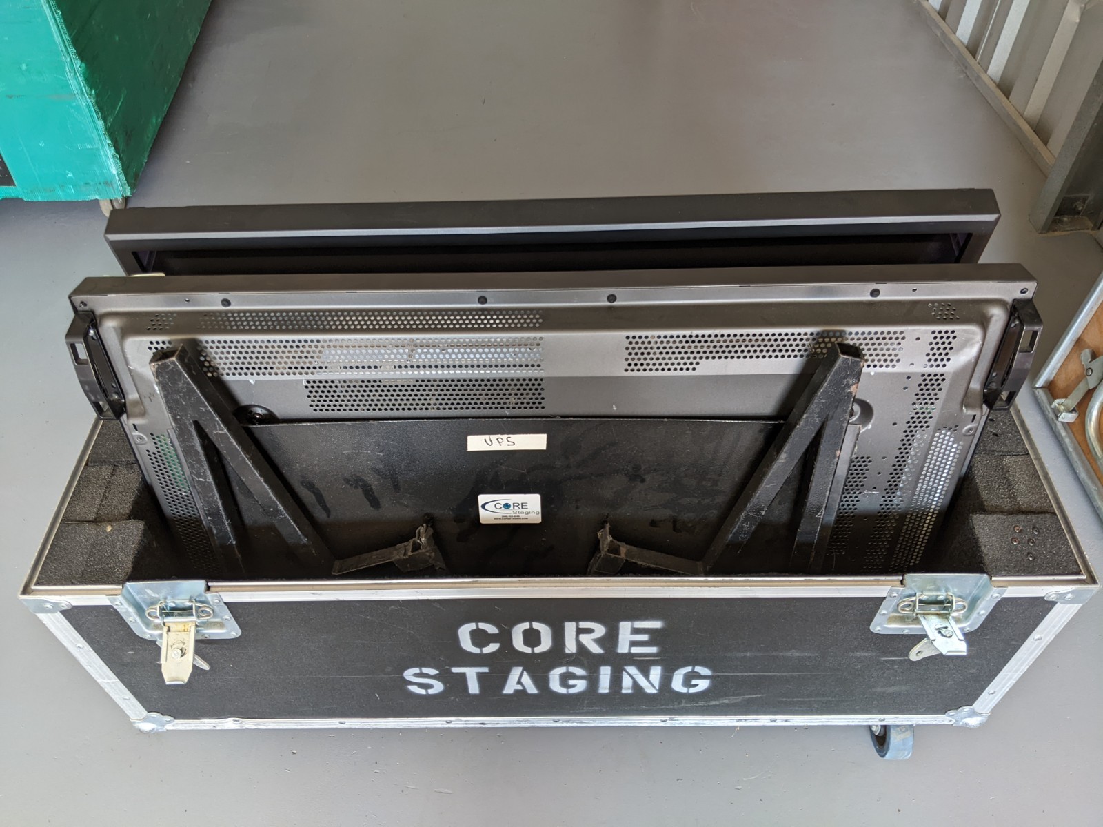 Professional Clamshell Rolling A/V ROAD CASE ONLY for 42"+ Display Monitors