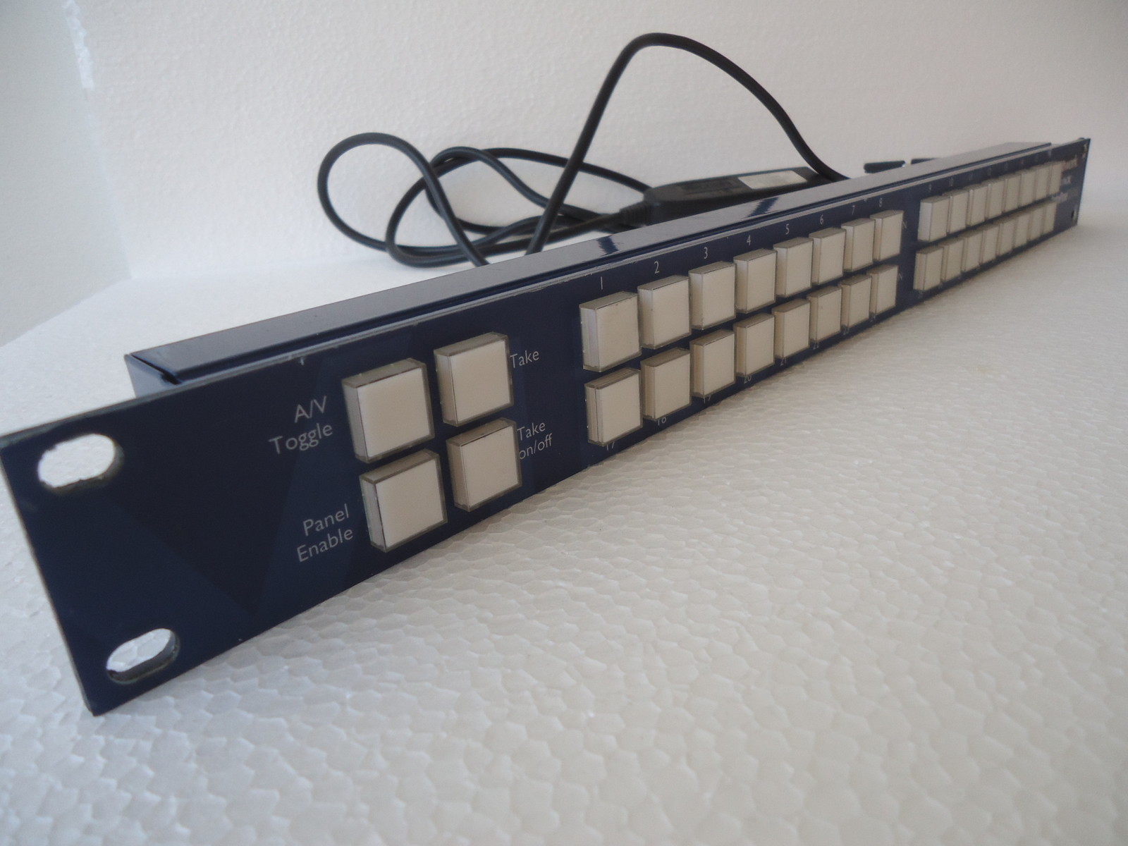 NETWORK VIKINX 1U CONTROL PANEL 32-ProS INCLUDING UNIVERSAL POWER SUPPLY