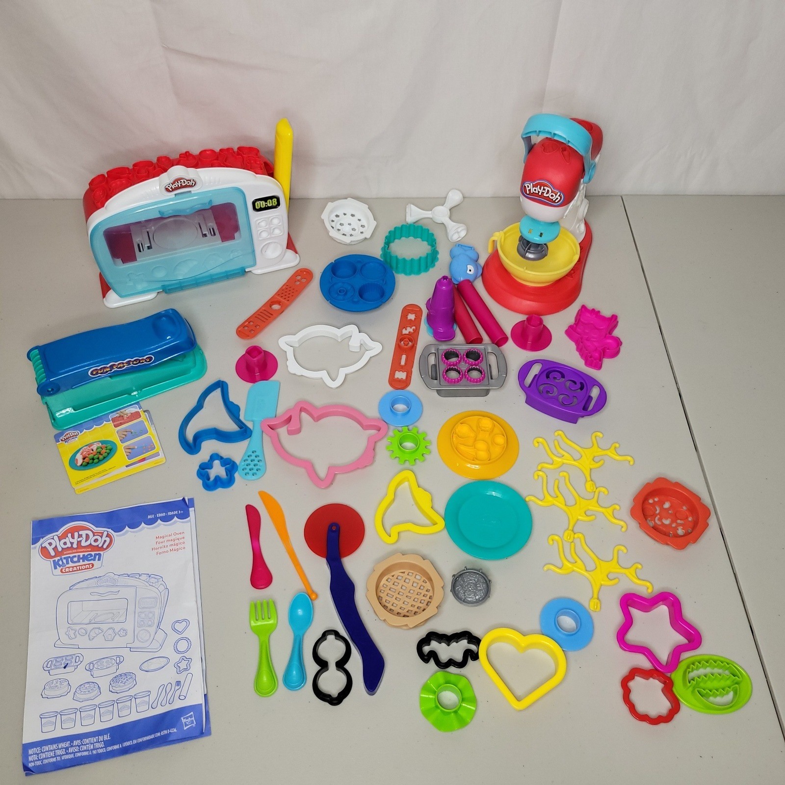 Play Doh Kitchen Creations Magical Oven,  Mixer & Lots of Accessories
