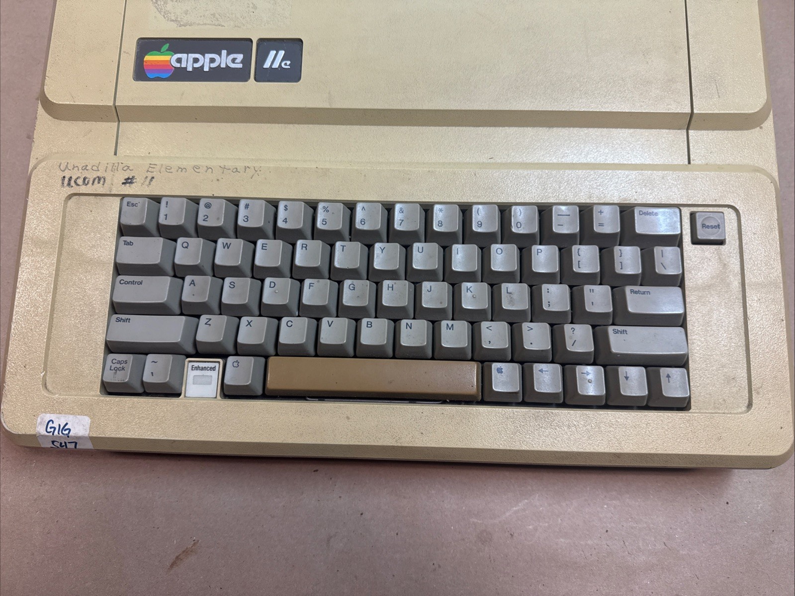 Apple IIe A2S2064 Vintage Personal Computer. Power Tested. Light On.