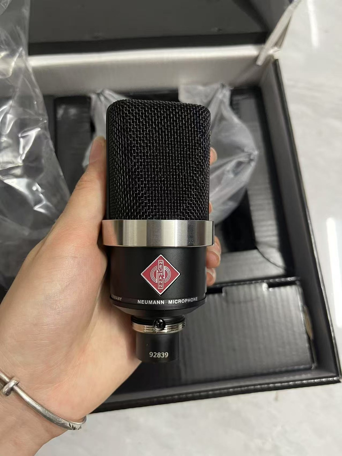 TLM 102 Neumann Large Diaphragm Condenser Microphone Studio Set Shockmount