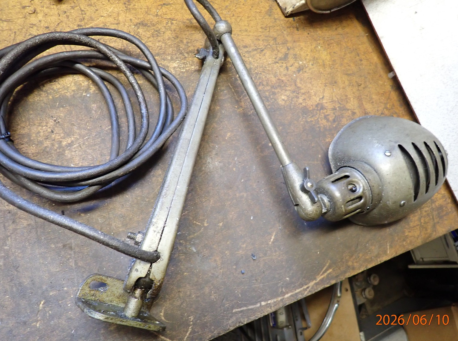 OLDER DAZOR  MACHINE LAMP LIGHT W/ MOUNT BRACKET GRIMY DIRTY