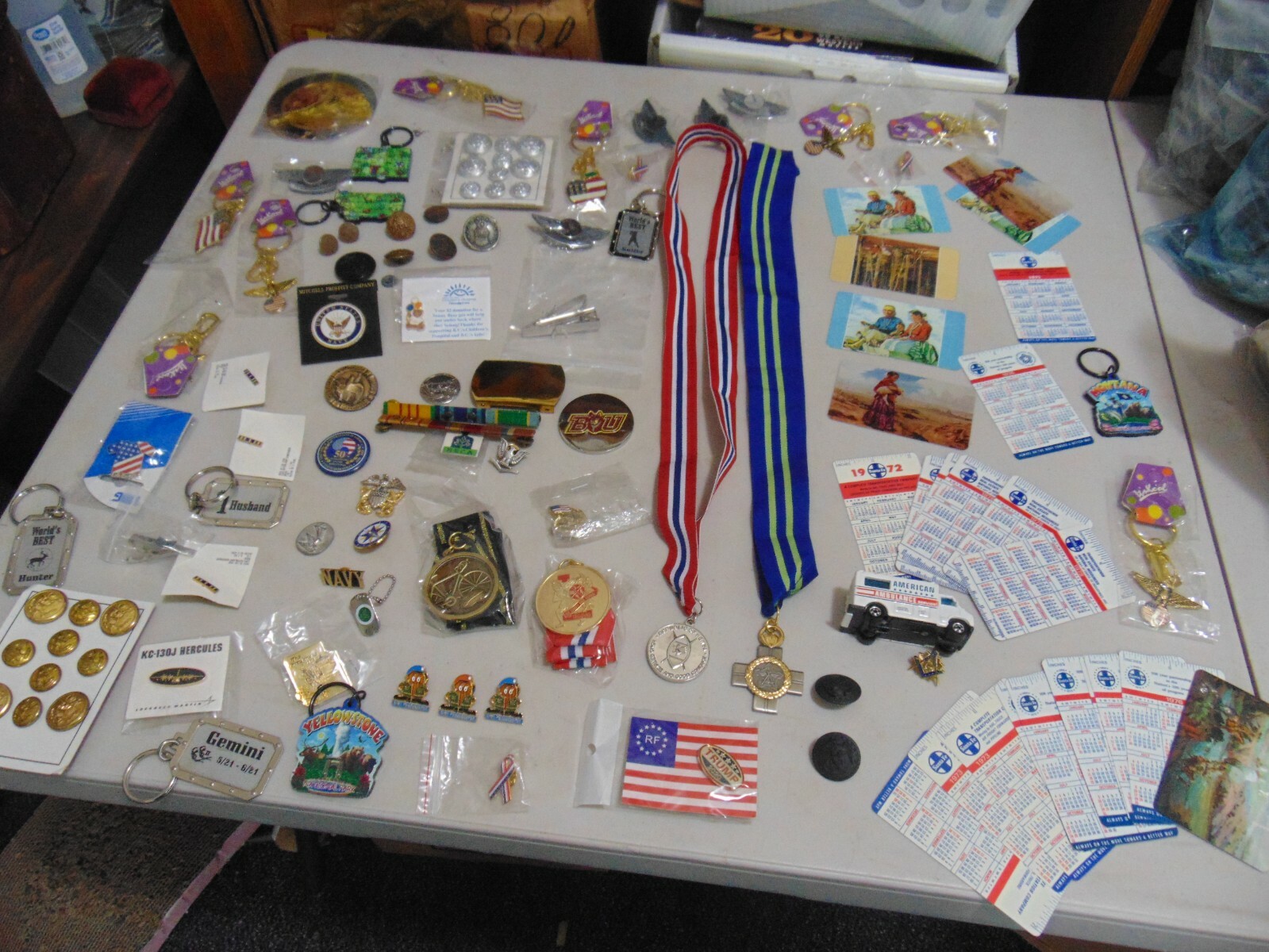 LOT SET OF VARIOUS MILITARY INSIGNIA AND BUTTONS RIBBONS HAT PINS NOVELTY CALEND