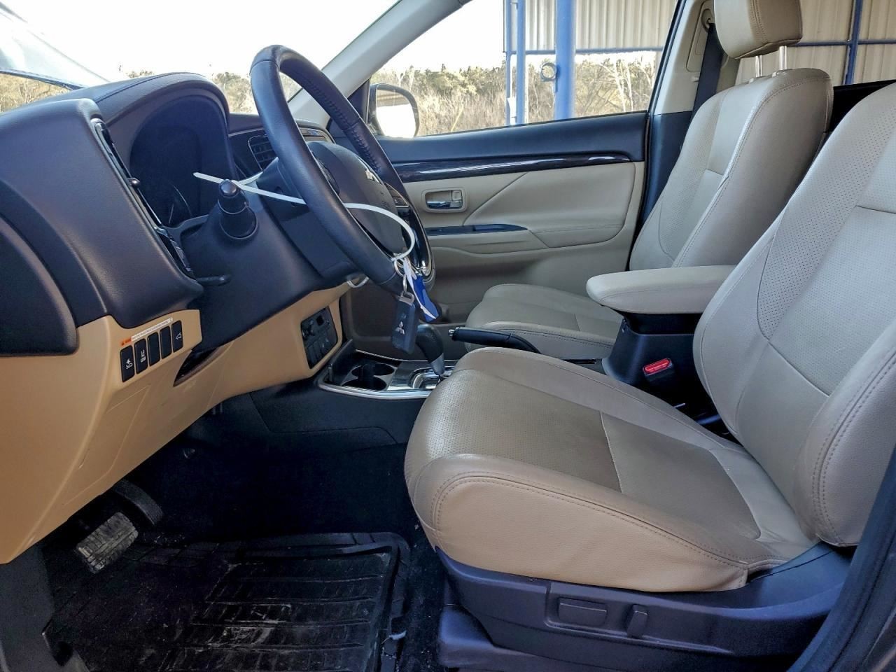 OUTLANDER 2017 Glove Box 4949592
