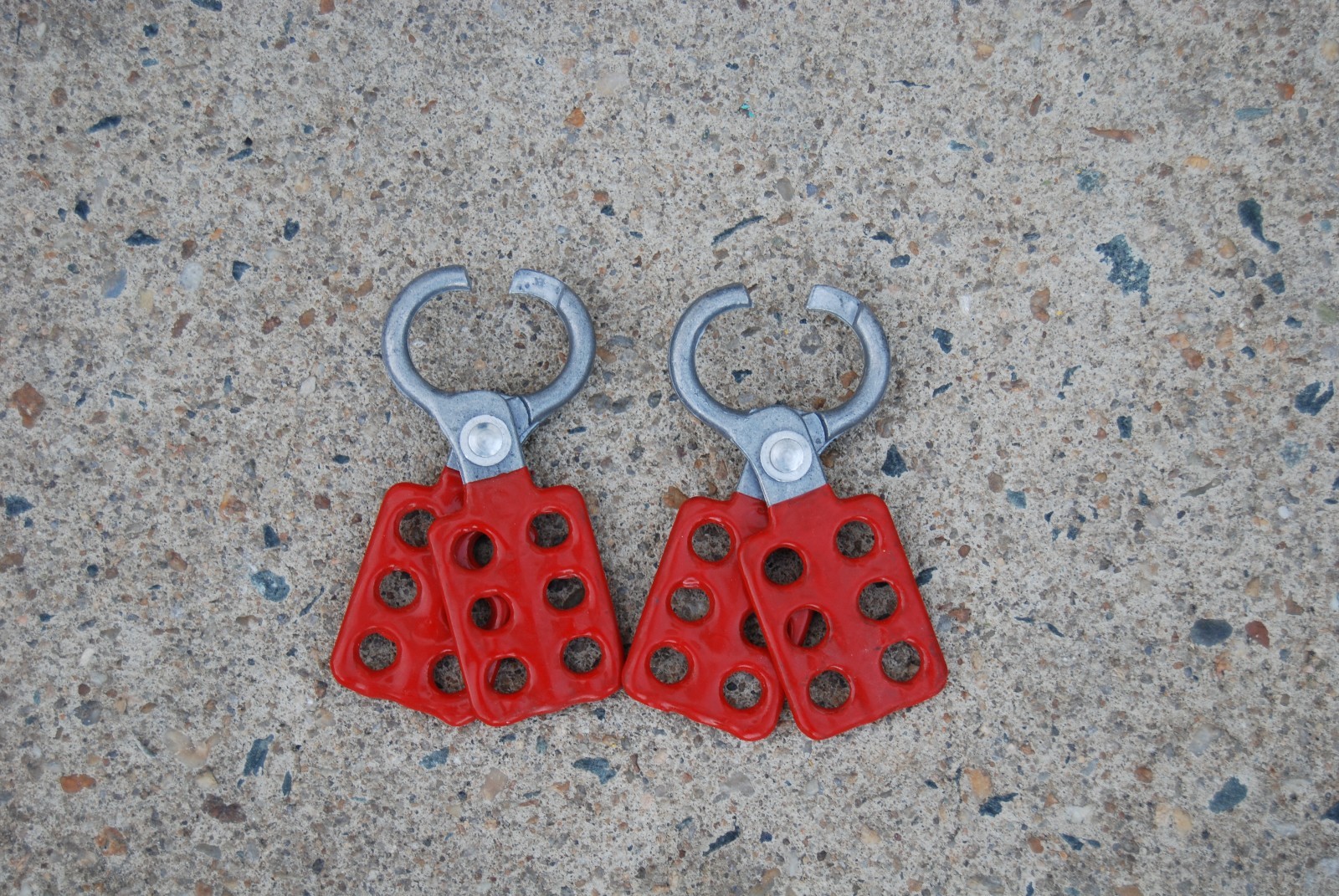LOCKOUT HASP 1-1/2" DIA JAWS 6 HOLE WITH COATED HANDLE LOT OF 2