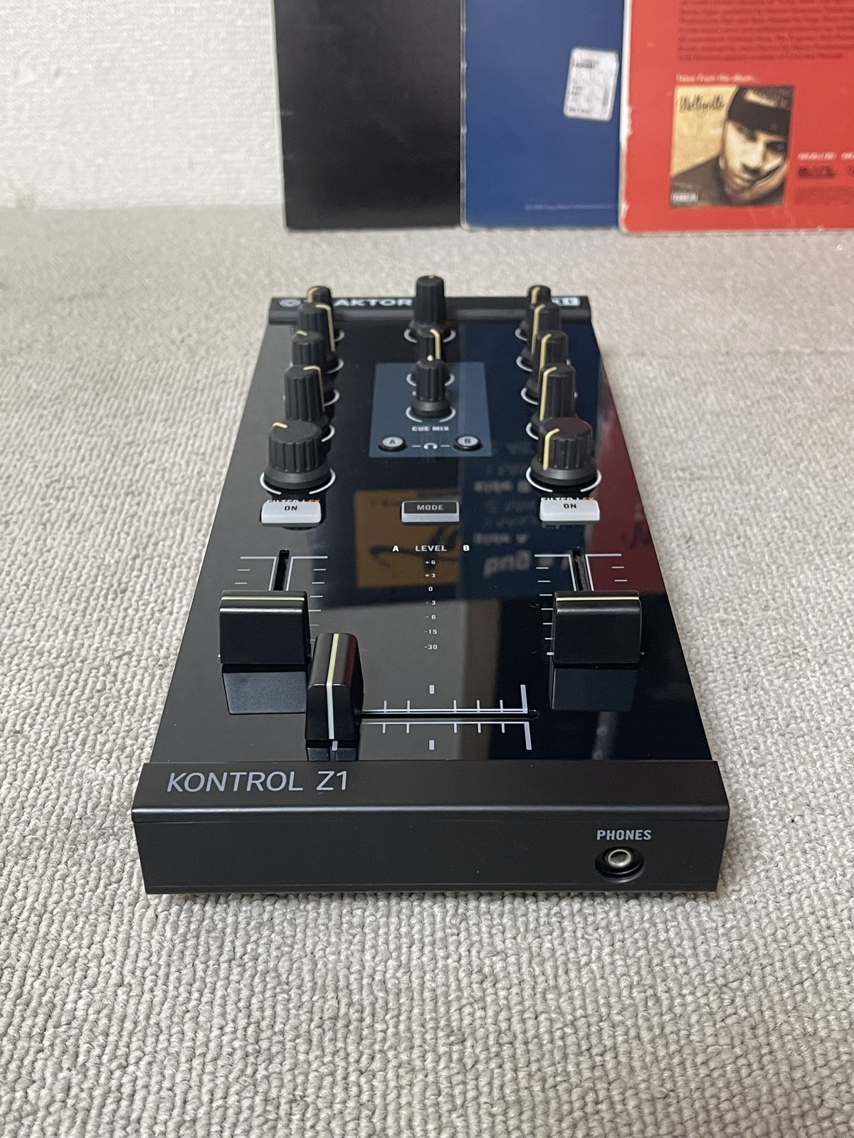 Native Instruments Traktor Kontrol Z1 DJ Mixer Audio Interface Boxed Tested