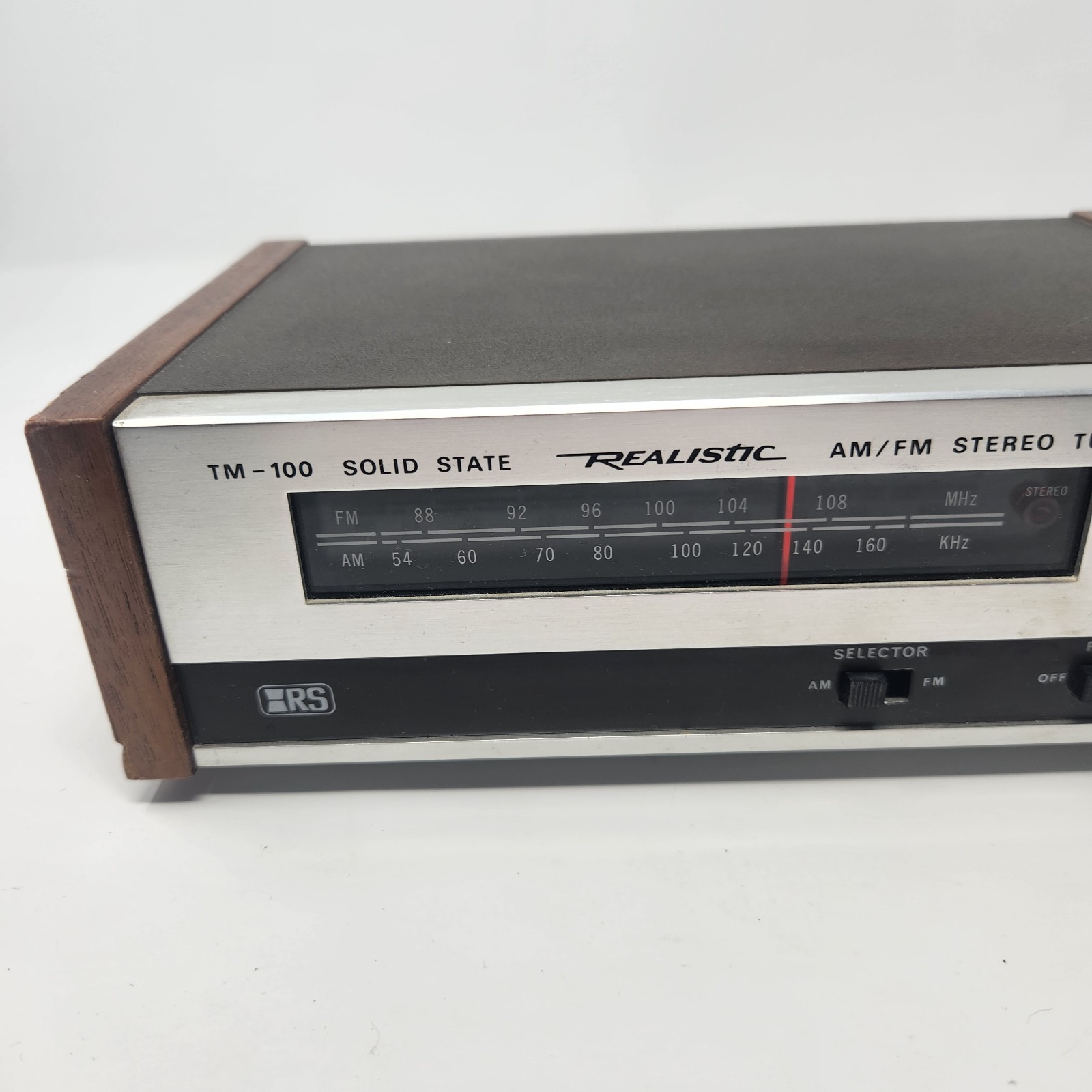 Vintage REALISTIC TM-100 Solid State AM/FM Stereo Tuner Powers On
