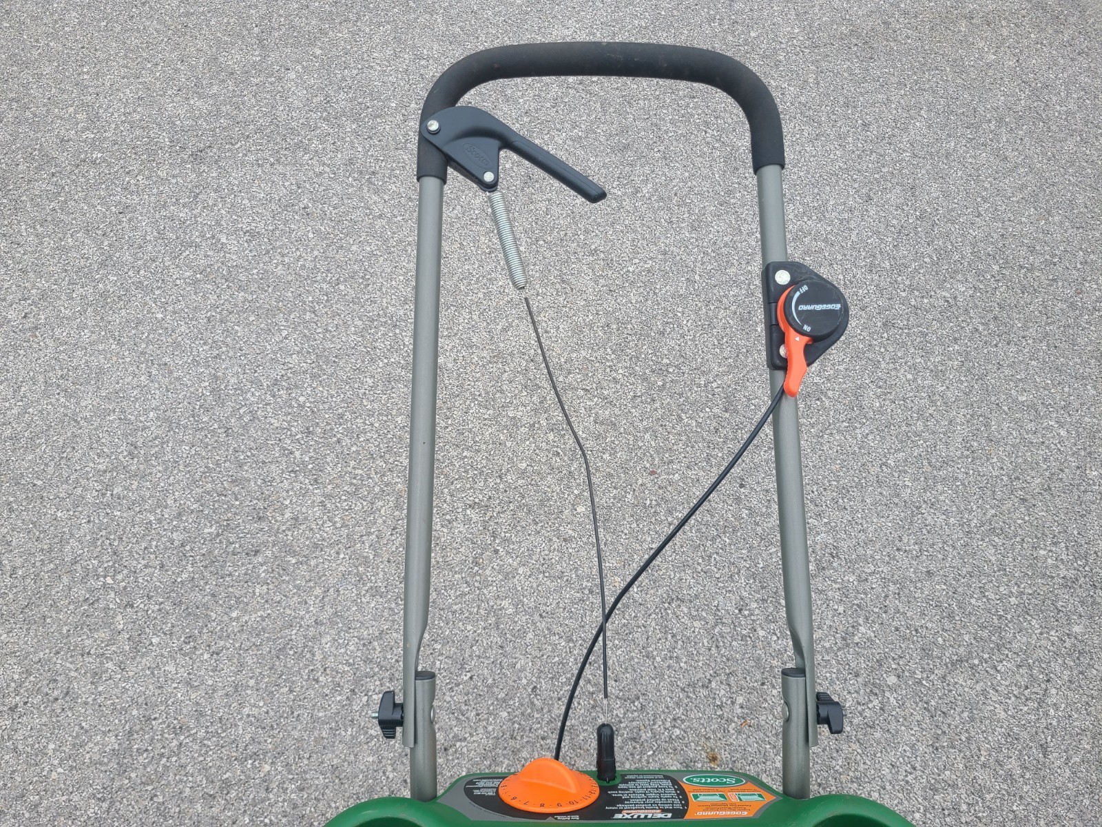 Scotts Deluxe Edgeguard Broadcast Spreader