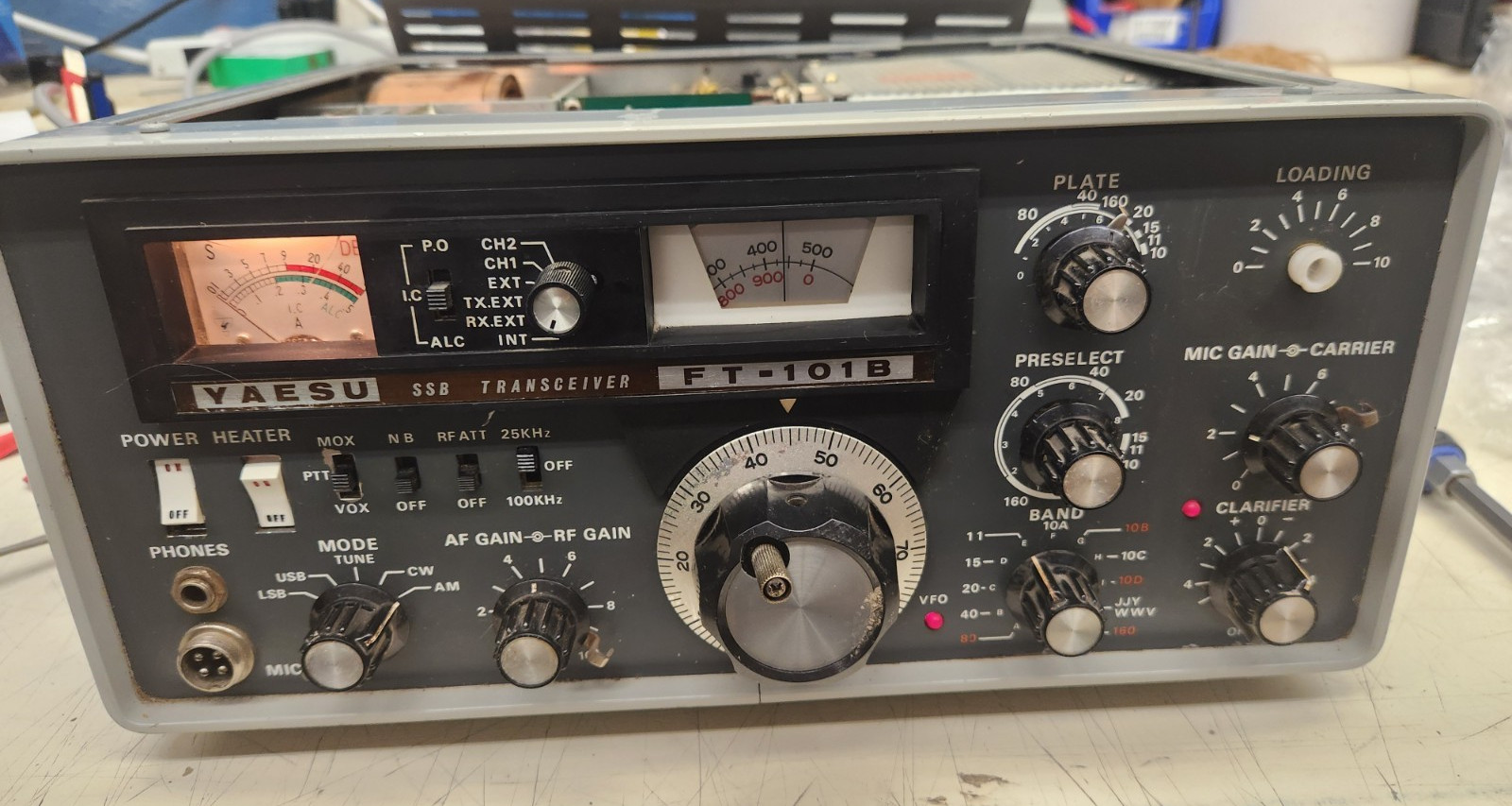 Yaesu FT-101B Vintage Ham Radio Transceiver POWERS UP SEE VIDEO