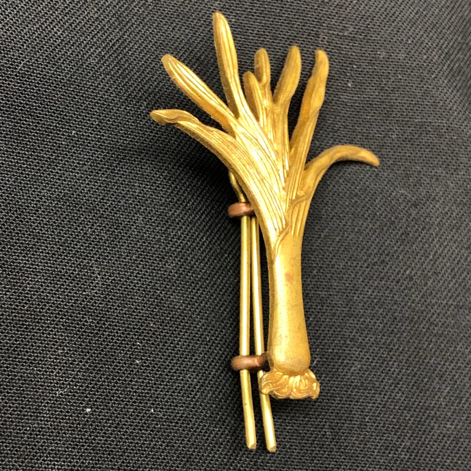 Original British Army WW1 / WW2 Welsh Guards Cap Badge