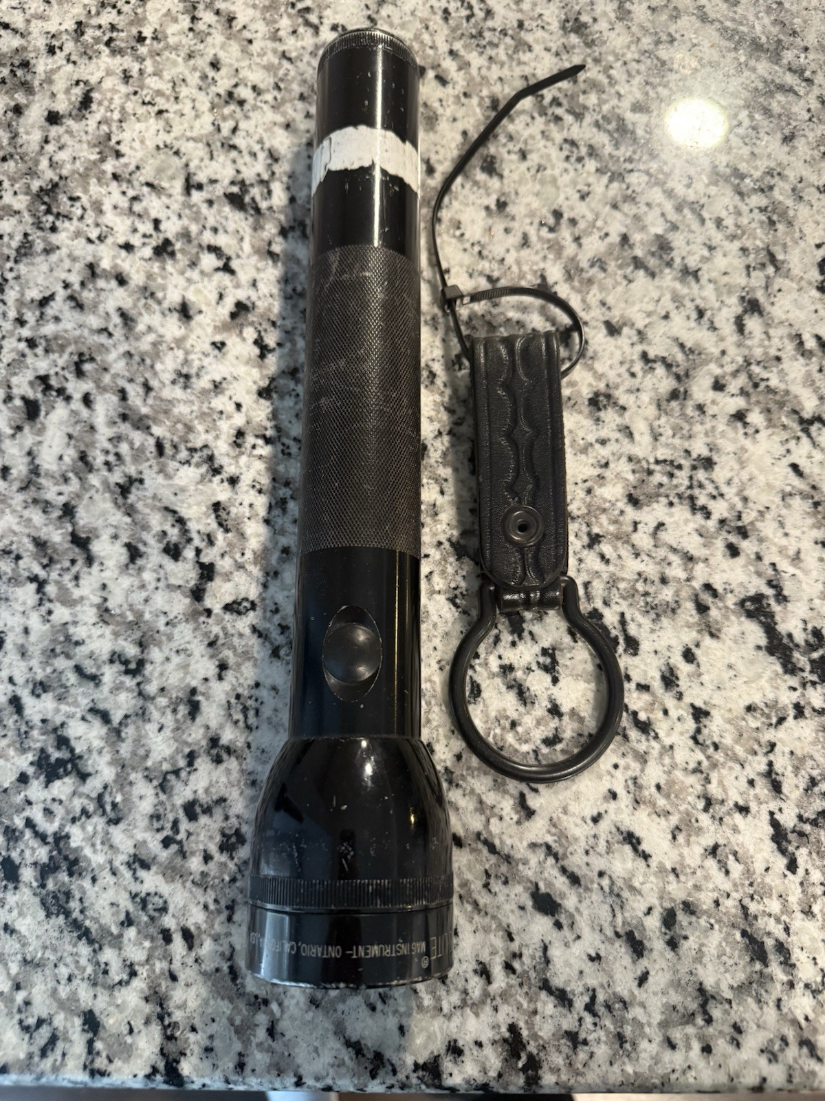 Mag-Lite Black Aluminum Handheld Cordless Flashlight with Holder