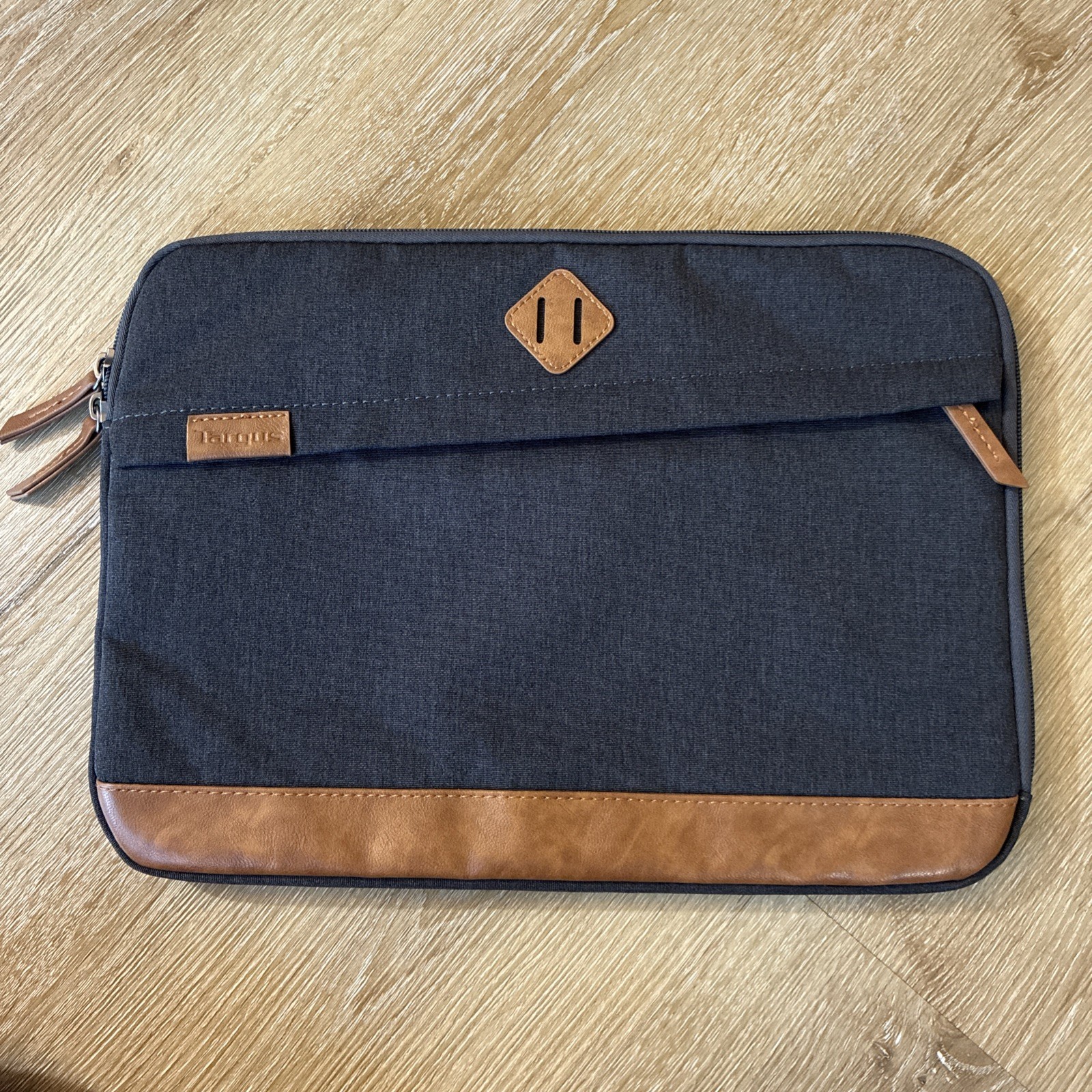 Targus Laptop Sleeve Gray Canvas Brown Trim Case Bag Excellent Condition