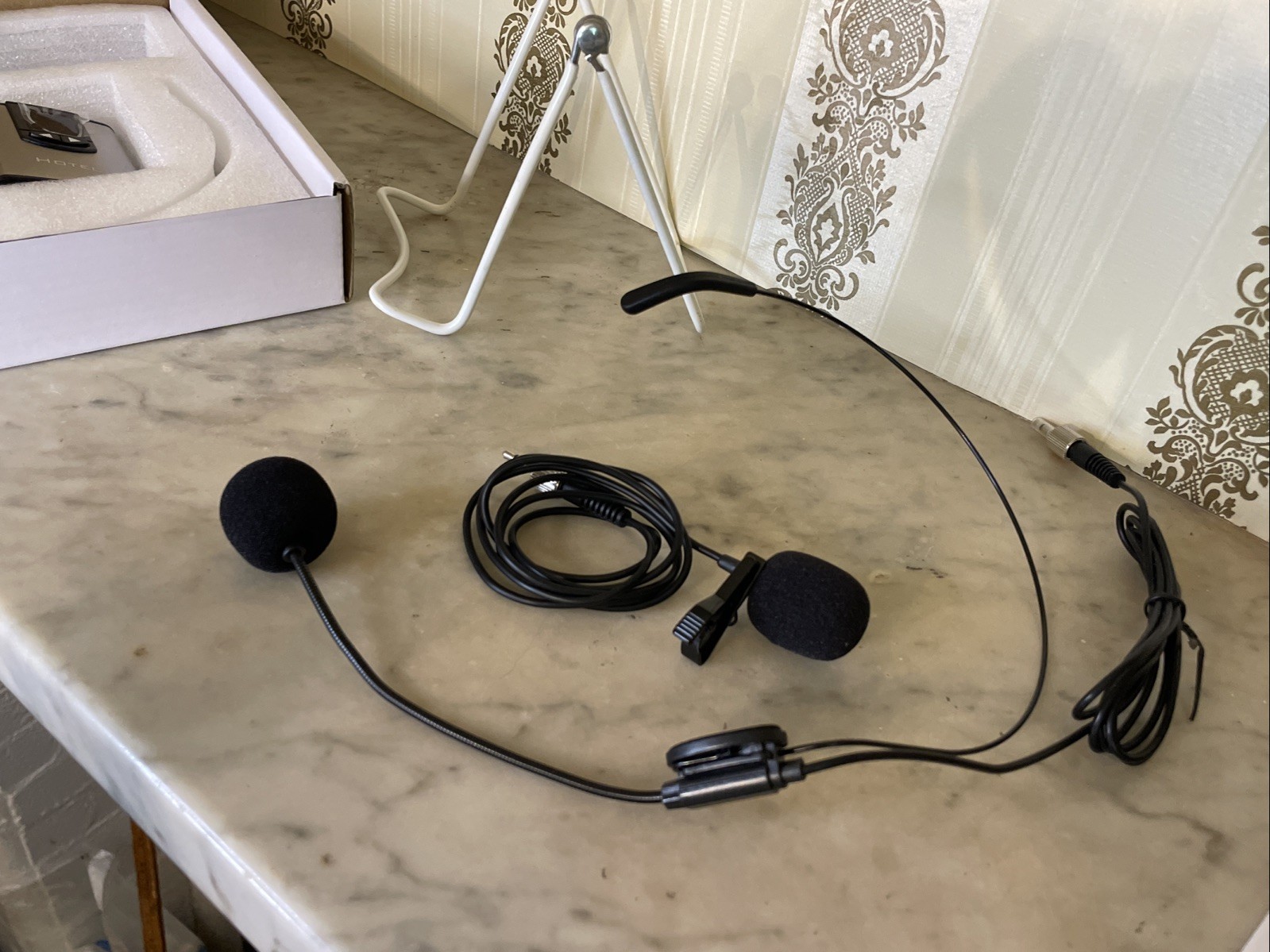 Hotec H-U05 | Wireless Headset Lavalier Microphone | Cover Extra Cords Needed