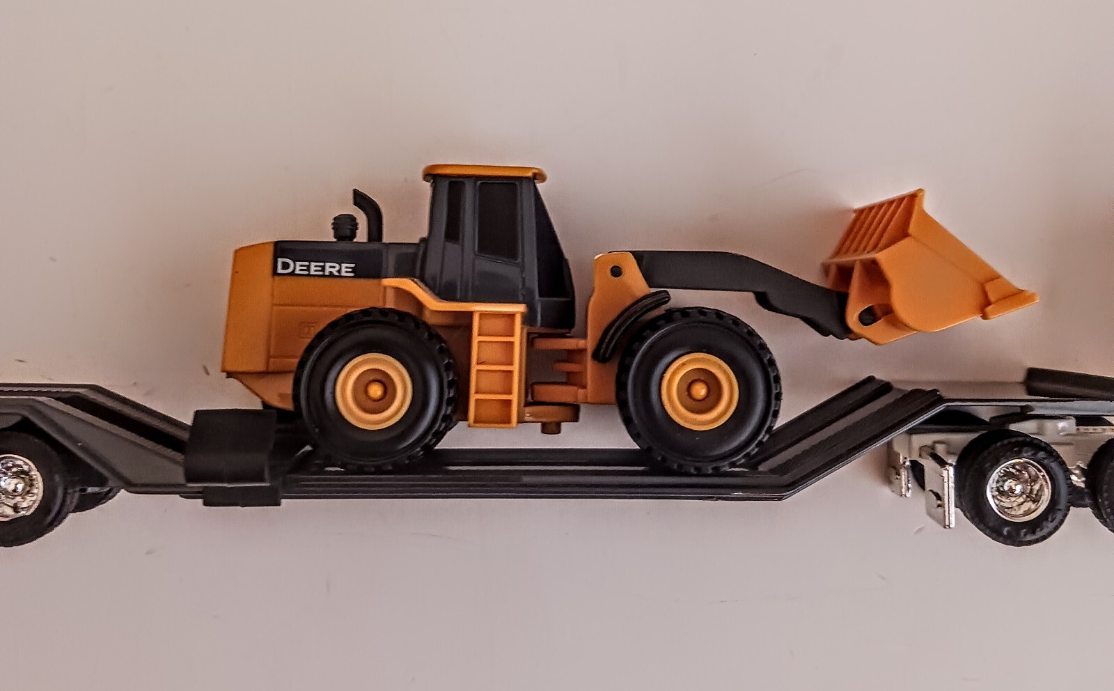 ERTL JOHN DEERE SEMITRUCK WITH JOHN DEERE FRONT END LOADER