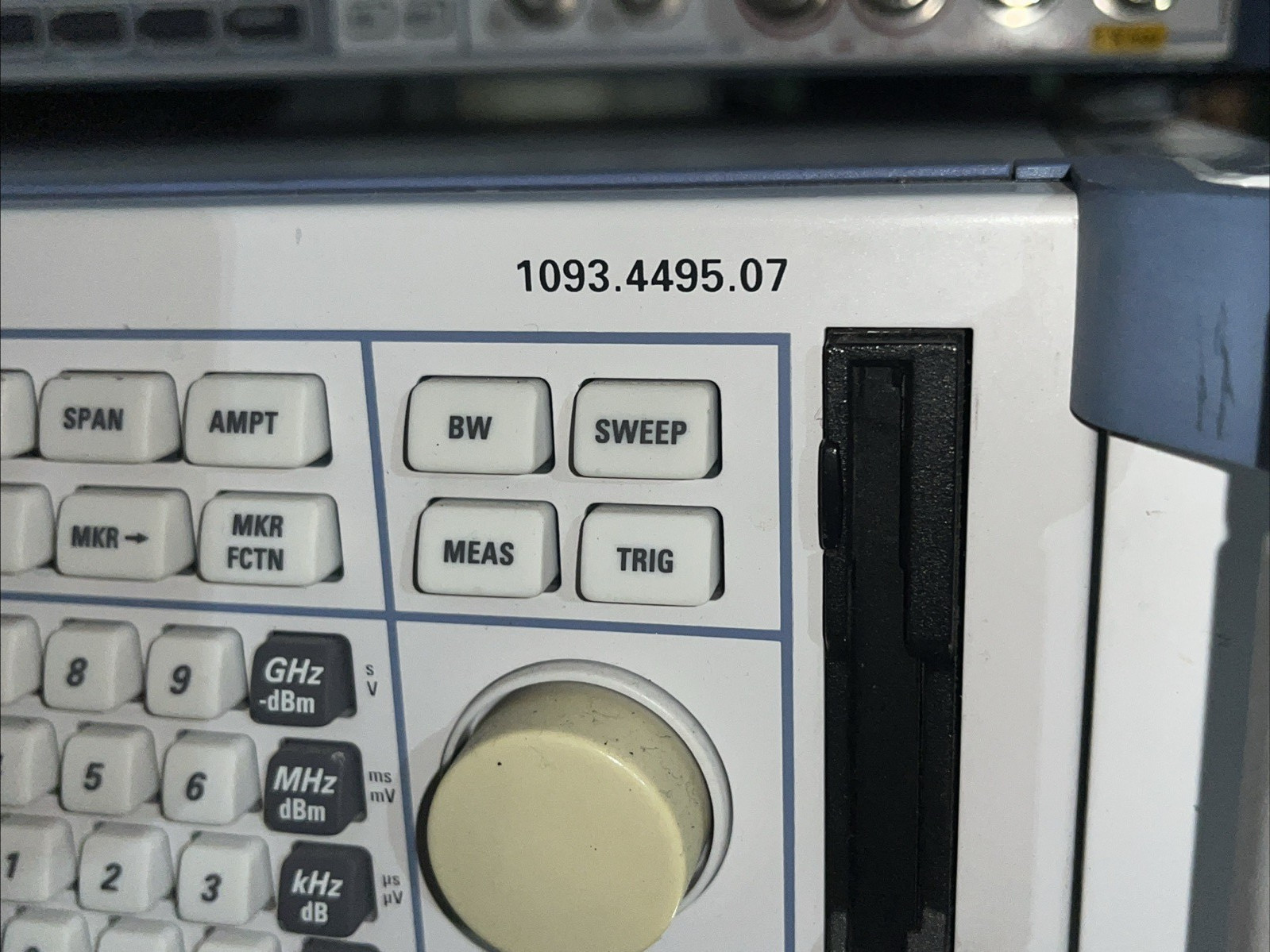 ROHDE & SCHWARZ SPECTRUM ANALYZER 1093.4495.07