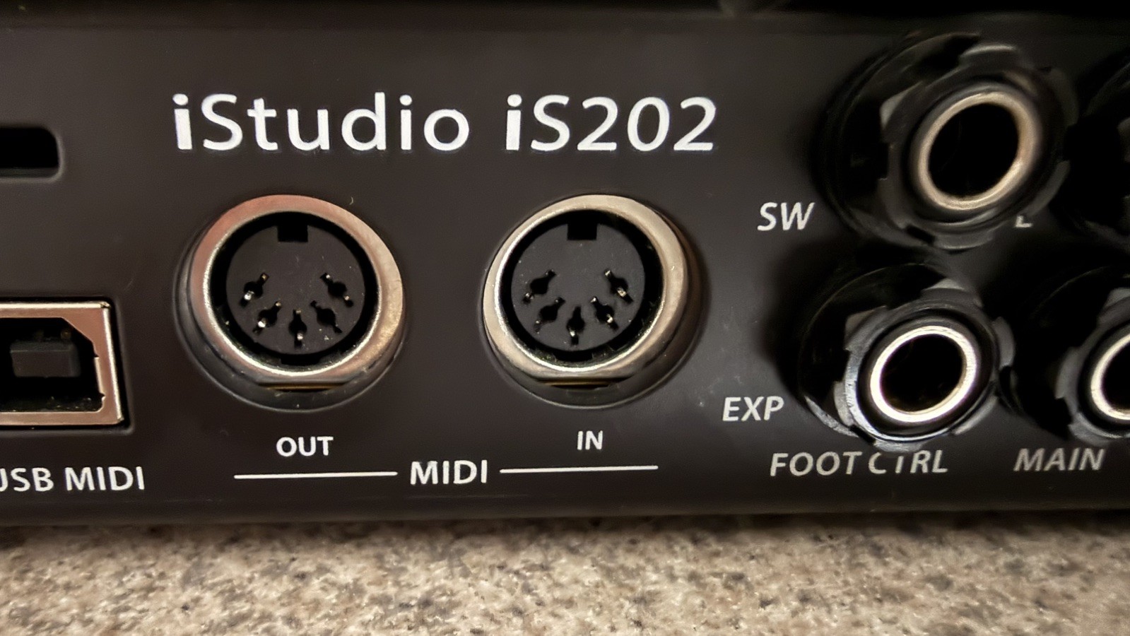 Behringer iStudio iS202 iPad Audio Interface Dock + Adapter