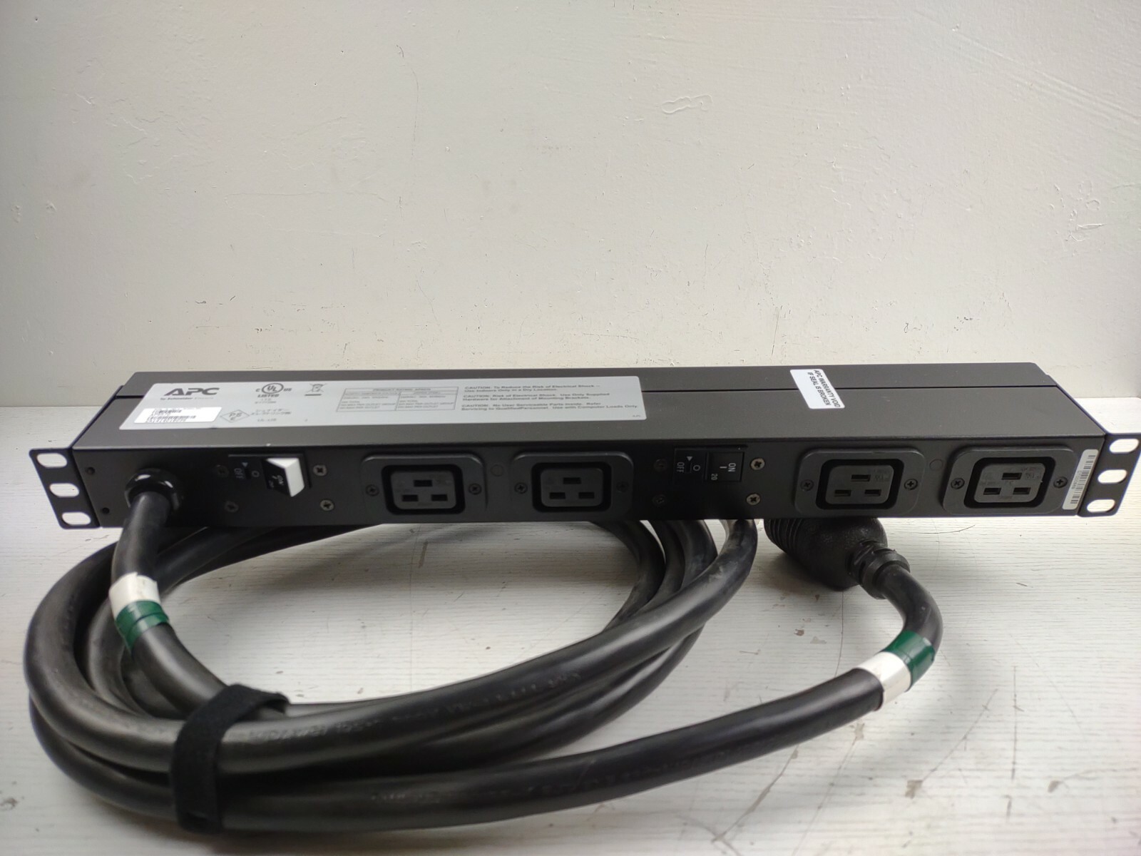 APC AP9570 4-Outlet Rack Mounted PDU Power Strip 208V 24A NEMA L6-30