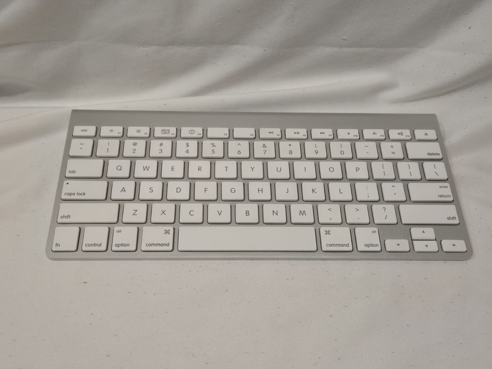 Apple A1314 Wireless Bluetooth Keyboard Slim Silver  TESTED & WORKS
