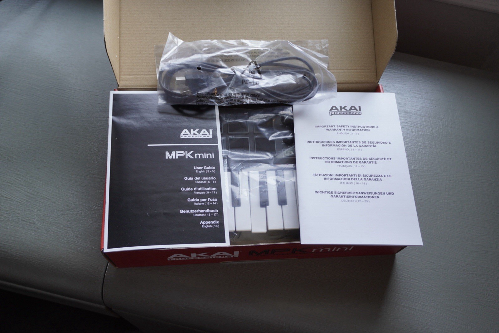 AKAI Professional MPK Mini Compact Keyboard Synthesizer & Pad Controller NIB
