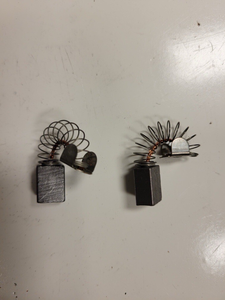 SET OF 2 NO NAME CARBON MOTOR BRUSH 2-6817-2 1/2"LENGTH 3/8"WIDTH 1/4"THICK