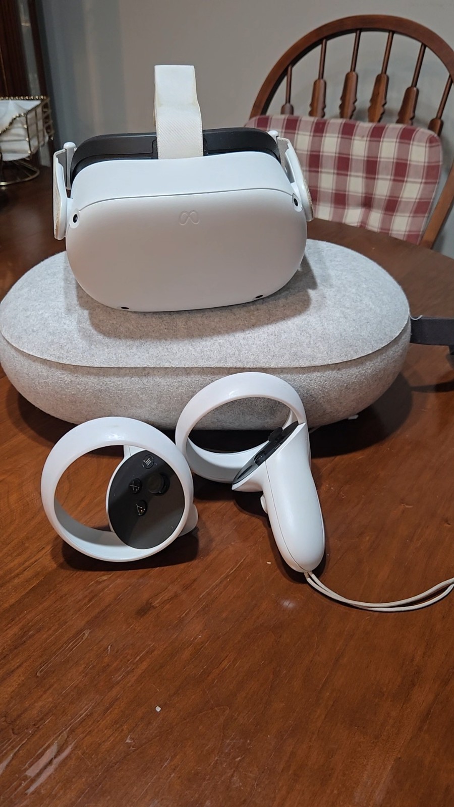 Meta Quest 2 Standalone VR Headset 90Hz White w/ Touch Controllers Case