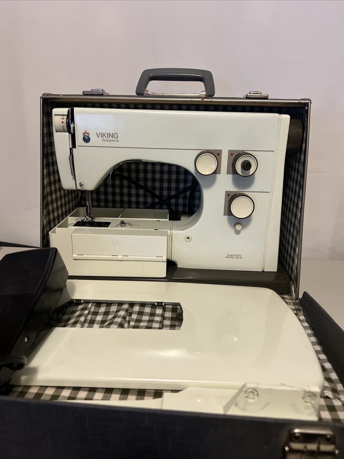 Husqvarna Viking 5430 Sewing Machine 5 Stitch Patterns 54-30 with Case
