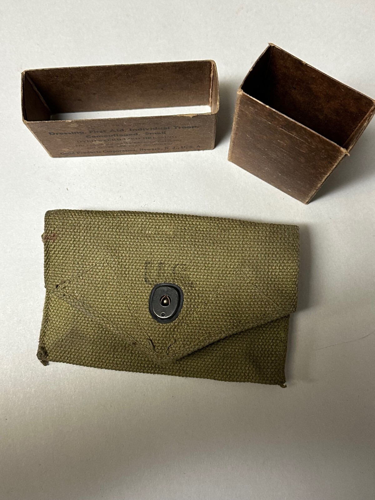 USGI WWII FIRST AID (BROKEN) POUCH WITH EMPTY BANDAGE CARTON.