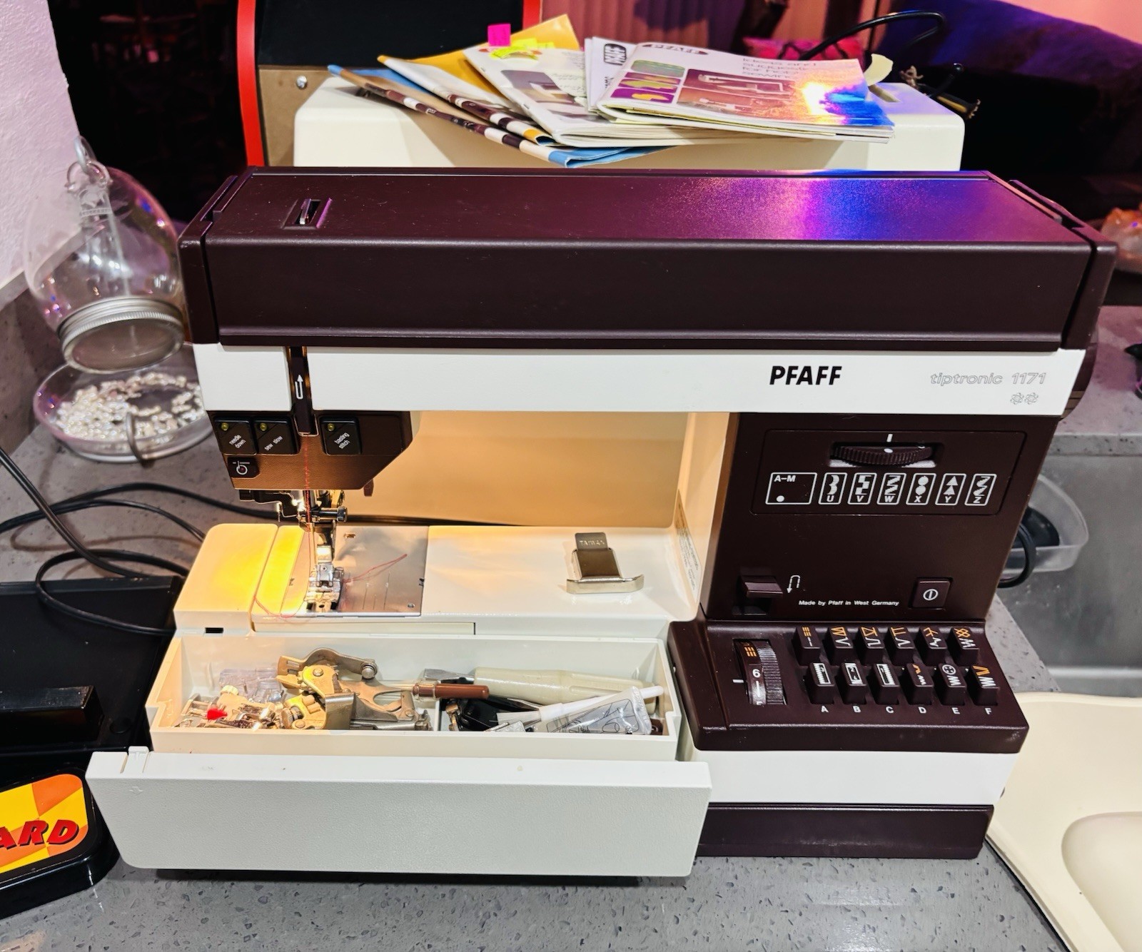 PFAFF Tiptronic 1171 Sewing Machine w/ OEM Foot Pedal Case WORKS Excellent Shape