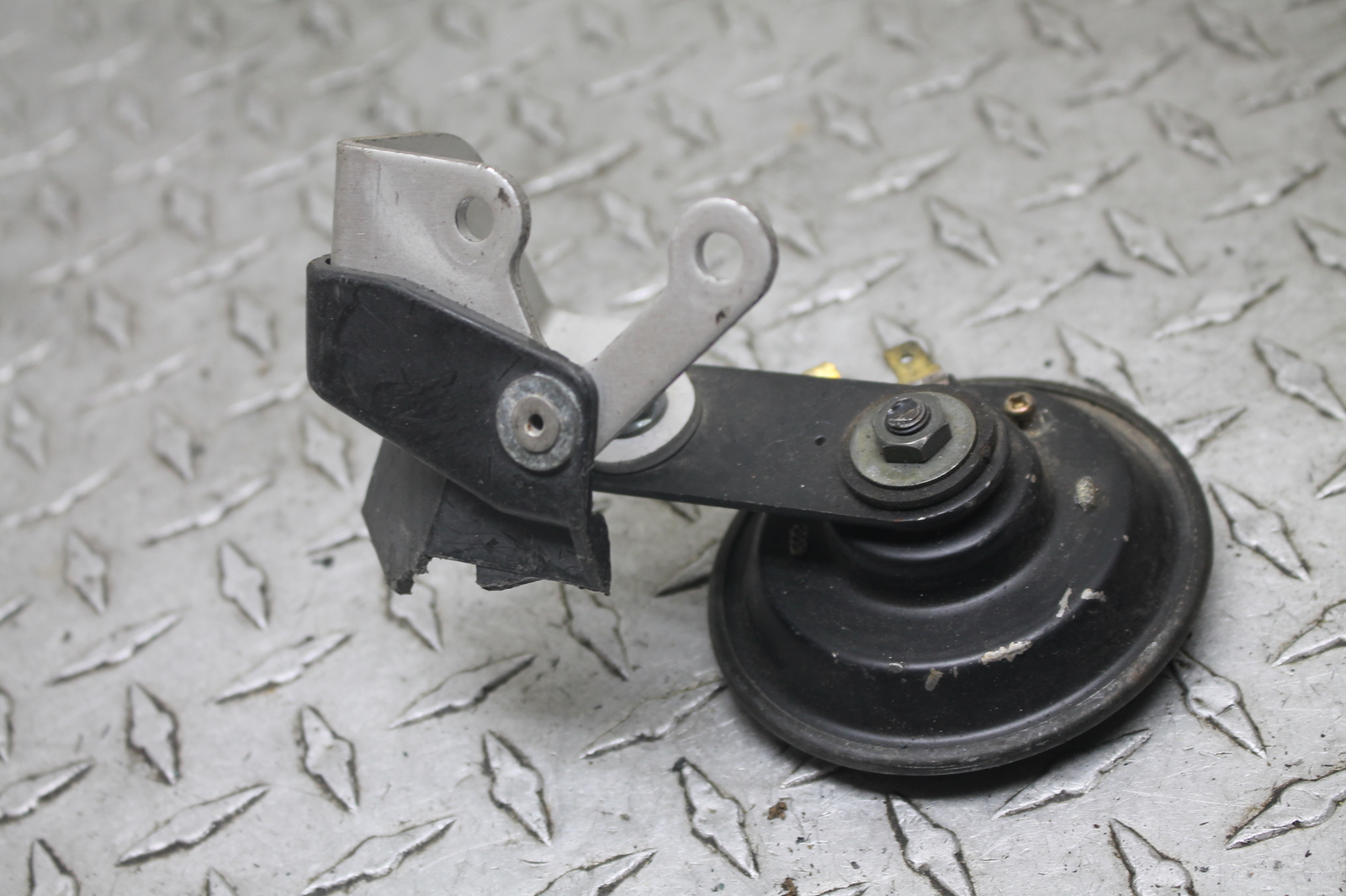 02-03 Yamaha R1 HORN SIGNAL oem bracket