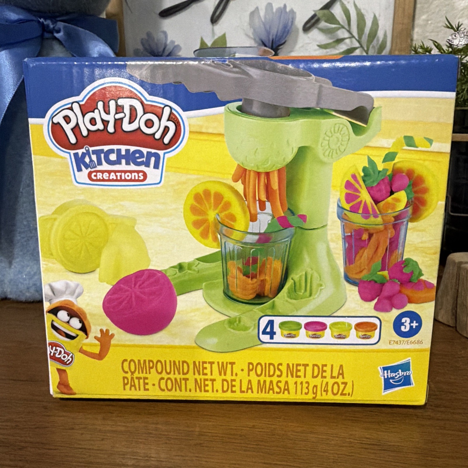 Play Doh Juice Squeezer Kitchen Set with Fun Fruit Molds for Kids 3 and Up