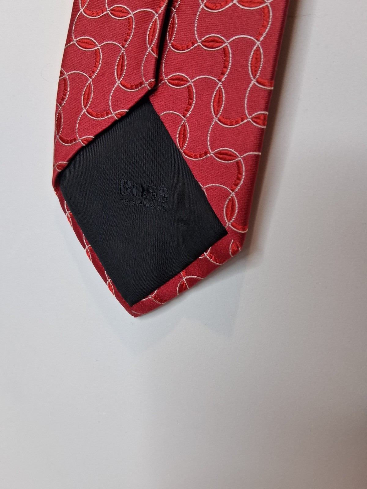 HUGO BOSS Mens Tie Red Base With Wavey Geometric Pattern, Seta Silk, Vgc
