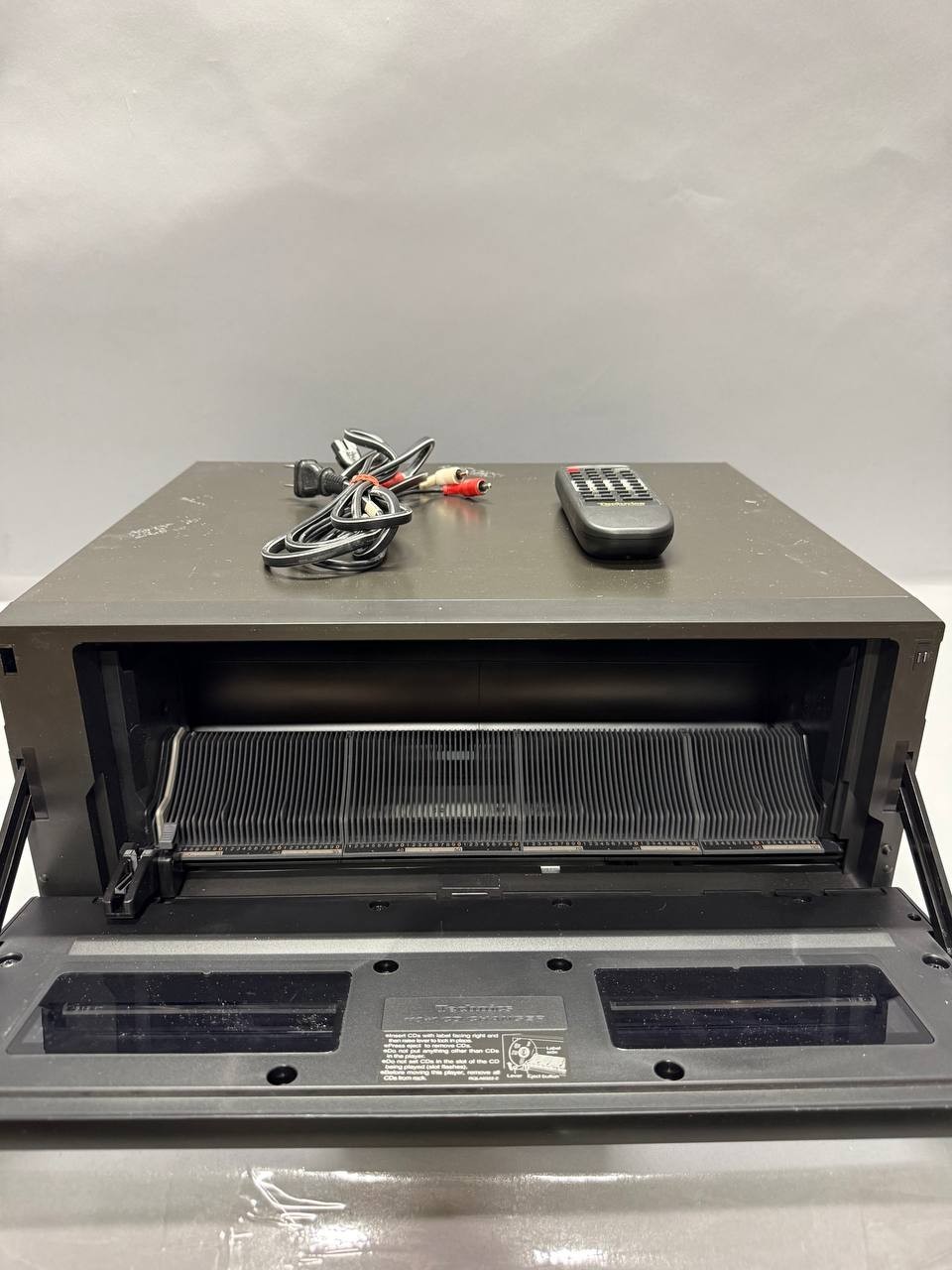Technics SL-MC7 Compact Disc CD Changer Player w/ Remote – Works – Broken Corner