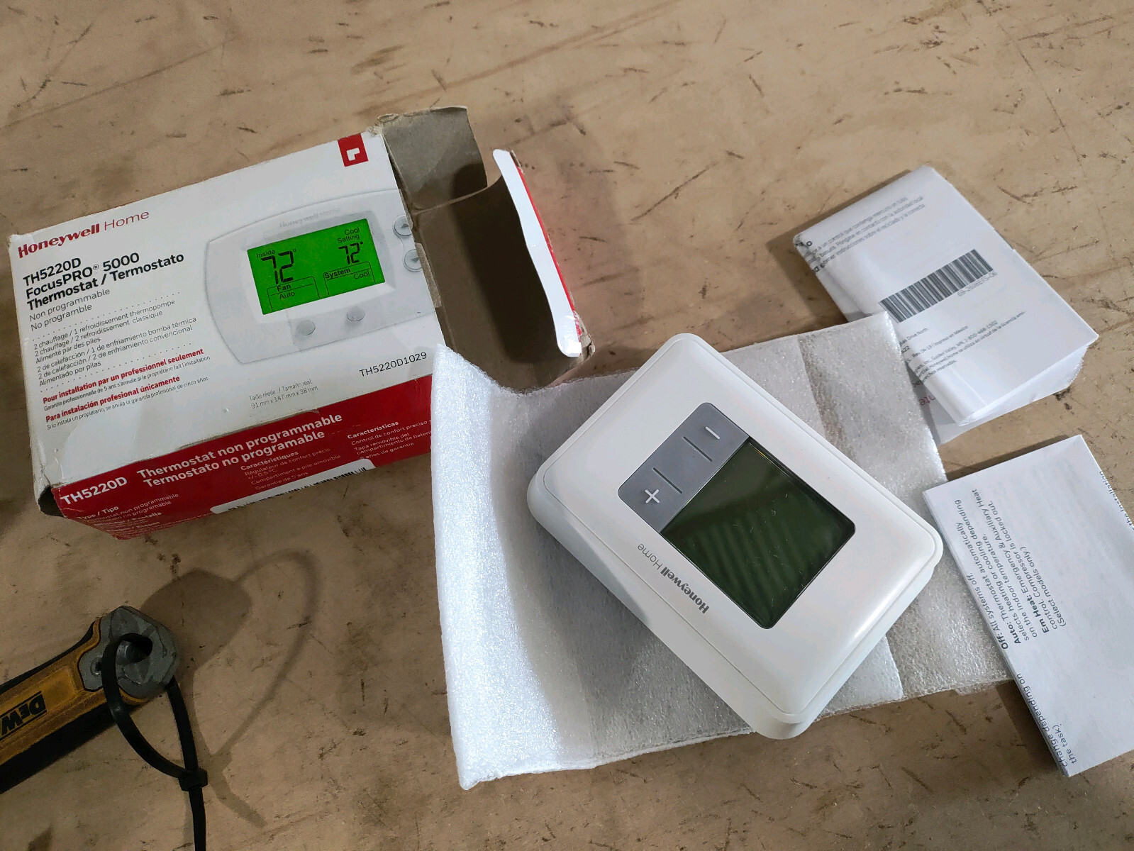 Honeywell TH5220D1029 Focuspro 5000 Non-Programmable Thermostat (No battery)