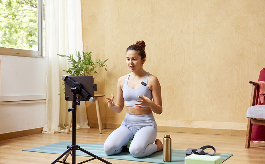 JBL Quantum Stream Wireless USB-C, Wearable wireless streaming microphone