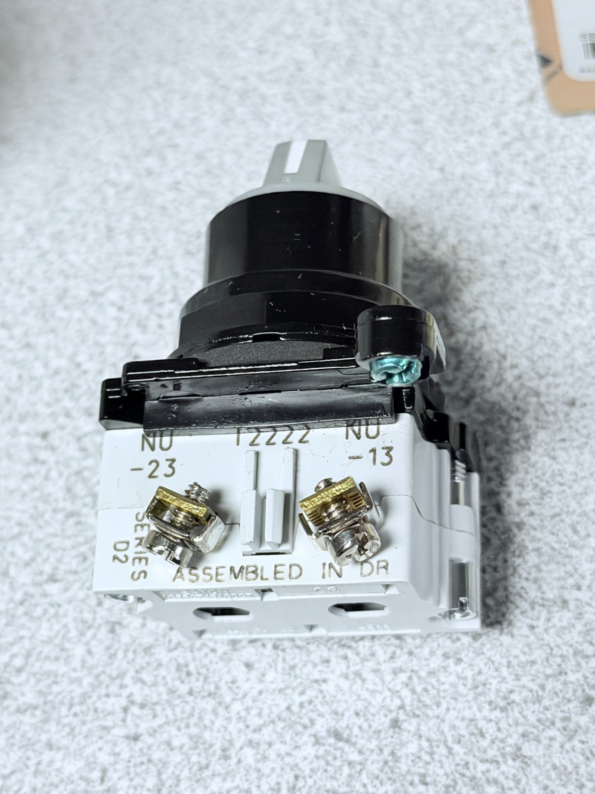NEW EATON E34YED26-2 Selector Switch 3 Position Spring Return 2NO Corr. Resist.