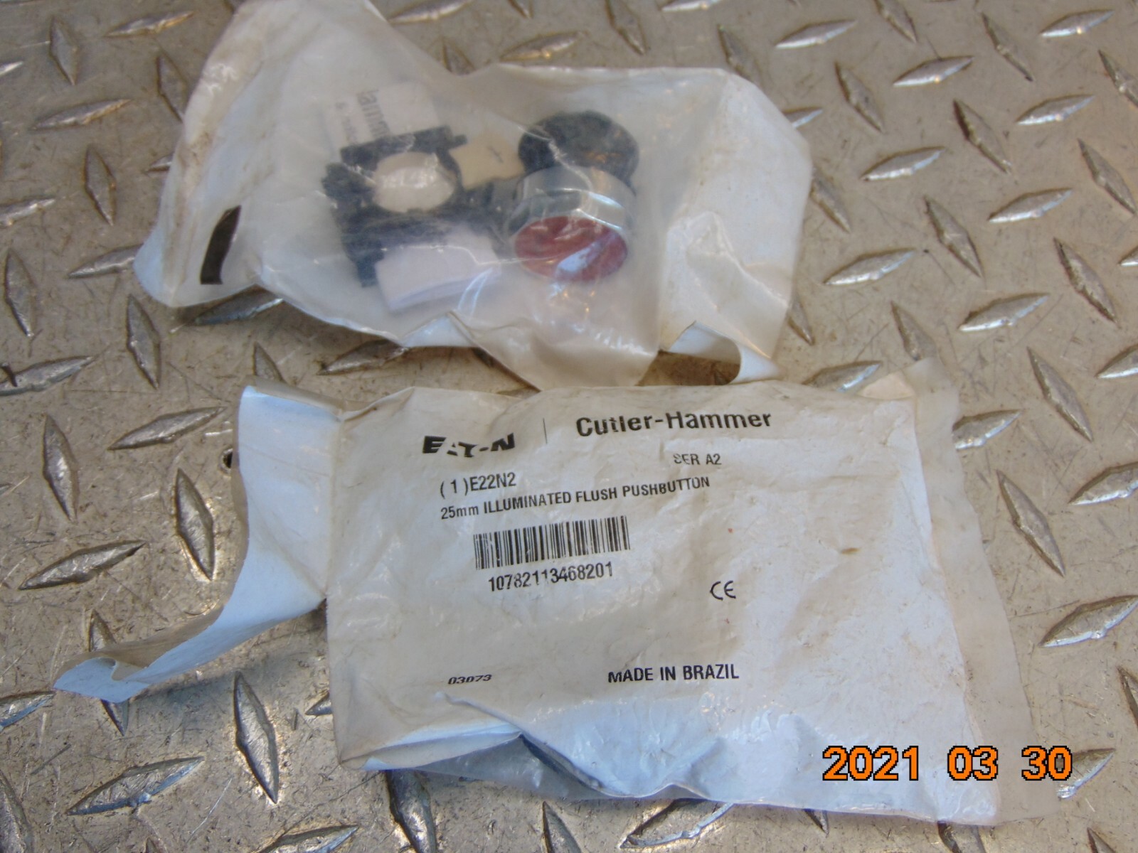 (1) NEW EATON E22N2 FLUSH RED ILLUMINATED PUSH BUTTON SER A2 *FREE SHIPPING*