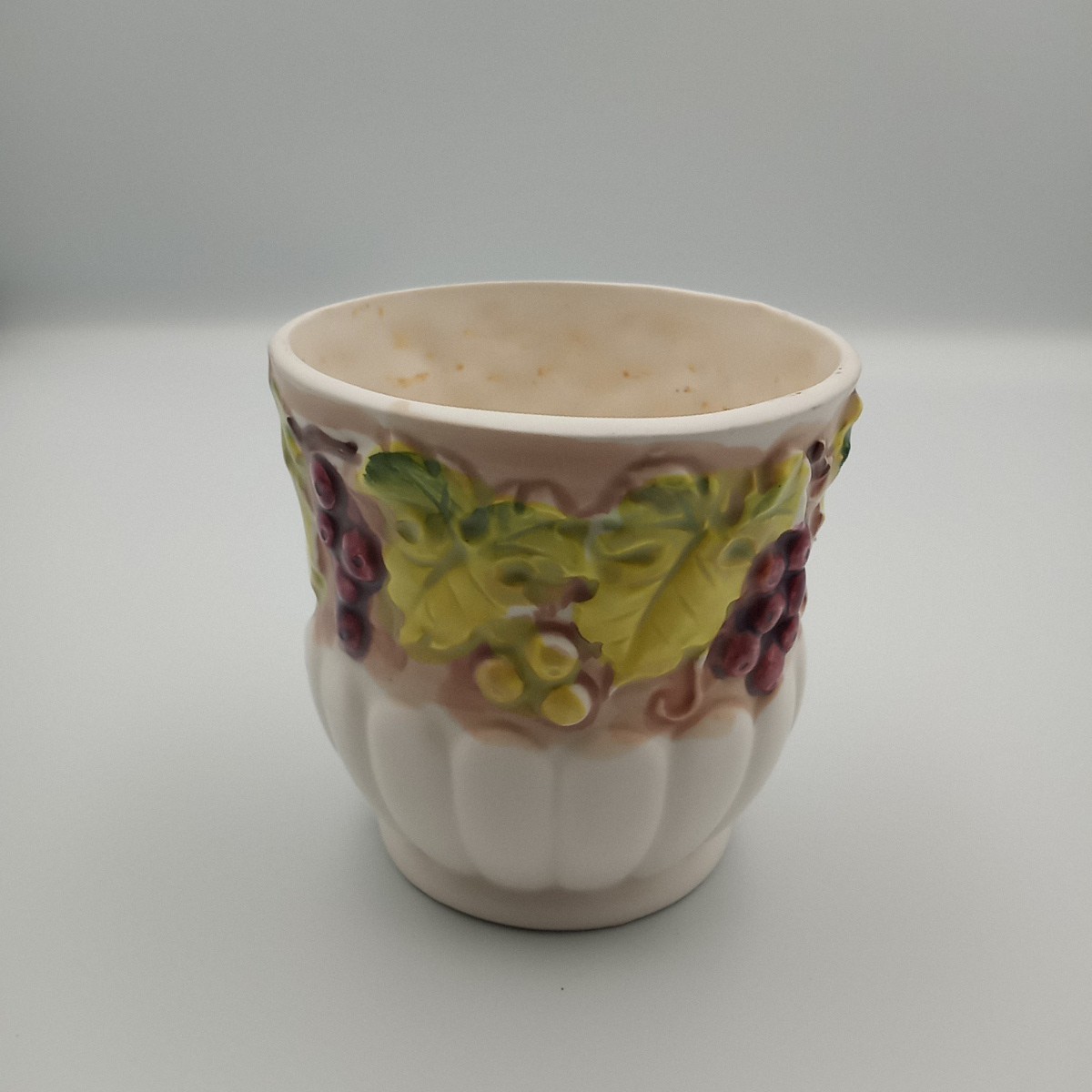 Inarco small planter white, raised grapes & leaves, 4" H, 4" dia. E-5561, MCM