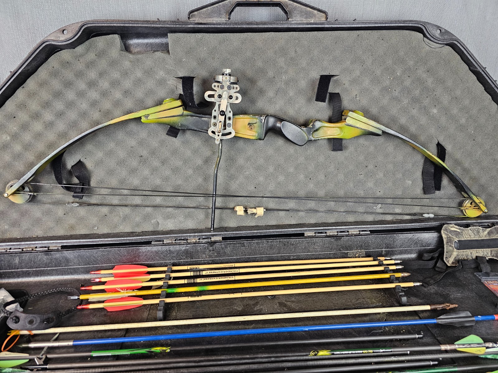 Classic York Compound Bow with Case Arrows and Accessories RH (used read)