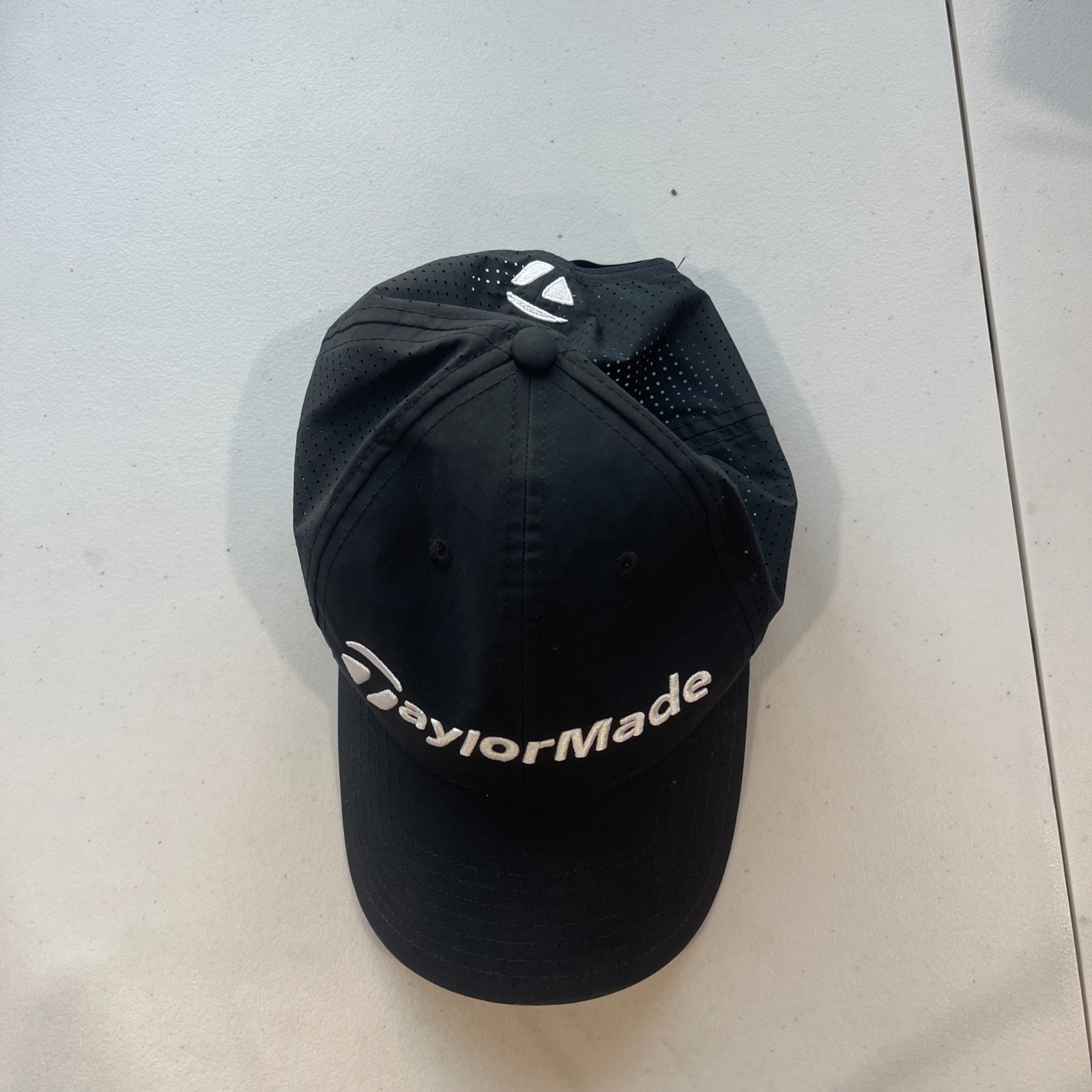 TaylorMade Golf Hat Black Adjustable Logo Cap Lightweight Mesh Reg 58 CM Embroid