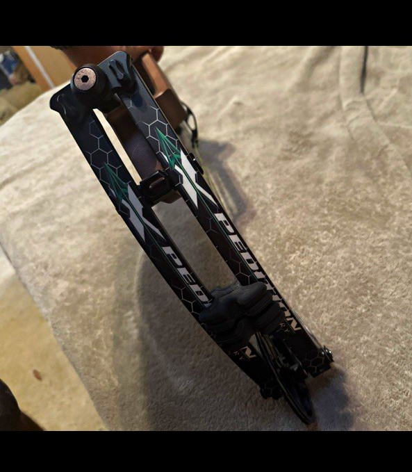 Expedition Right-Hand Compound Bow 65lb 29in Draw 32in Black/Brown Aluminum