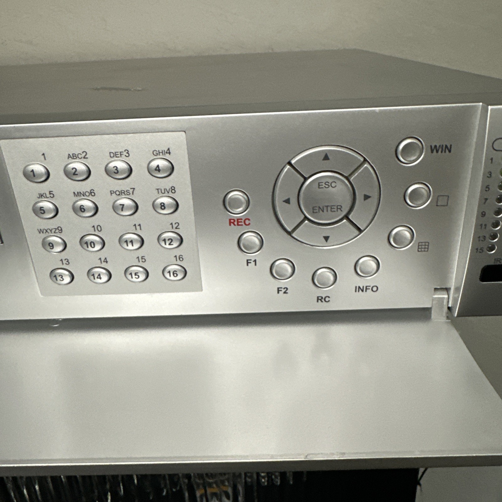 Sony security surveillance digital video recorder DVR Silver Model DVR-804FX