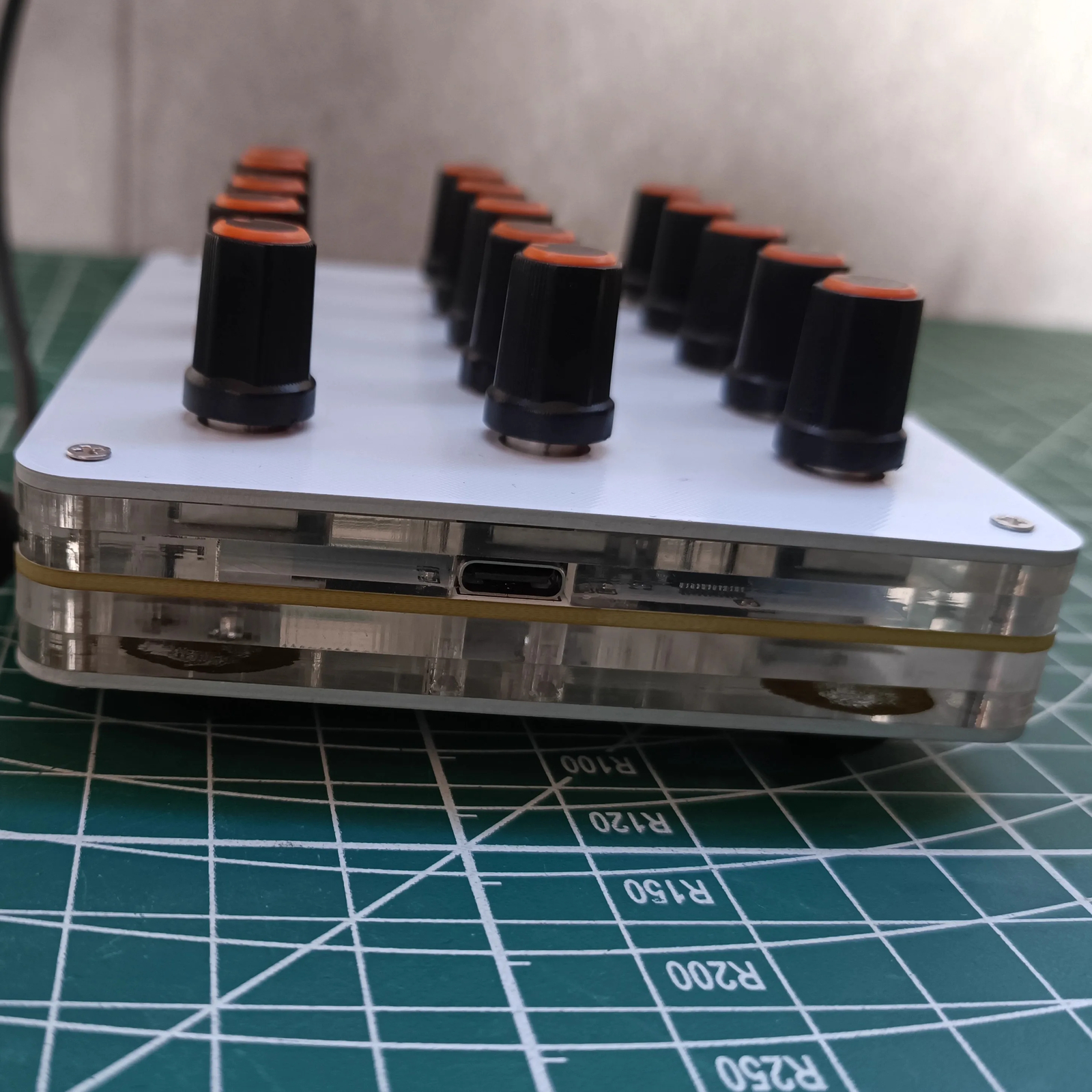 15 Knobs Customize CC Info Volume USB-C Music Hosting Software MIDI controller