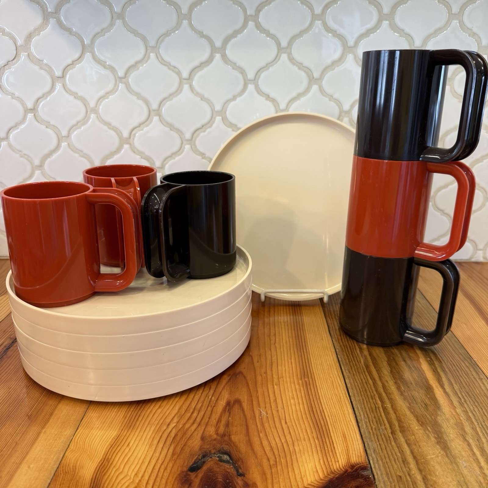 Set Vintage 70’s Sterilite 6 Dinner Plates 6 Cups Mugs Retro Vintage Camping NOS