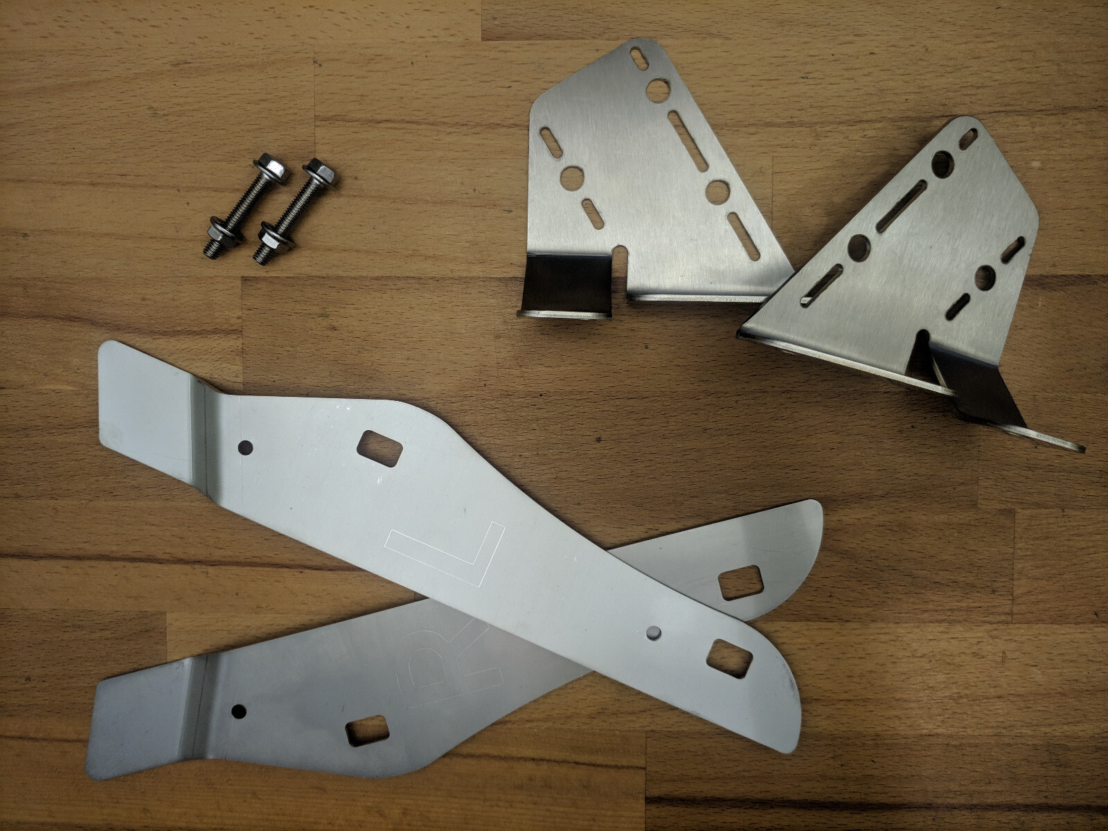 Set of fender/wing brackets – For Mercedes SLK R170