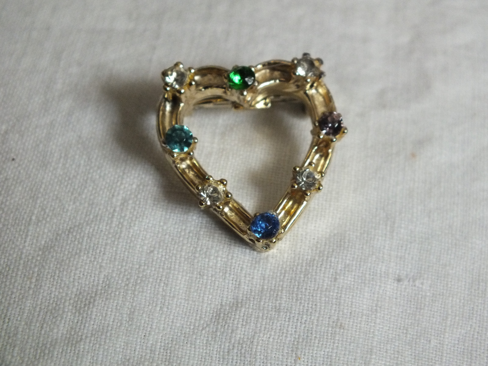 Beautiful Brooch Pin Gold Tone Heart Colorful Rhinestones 1 1/8 Inch CUTE