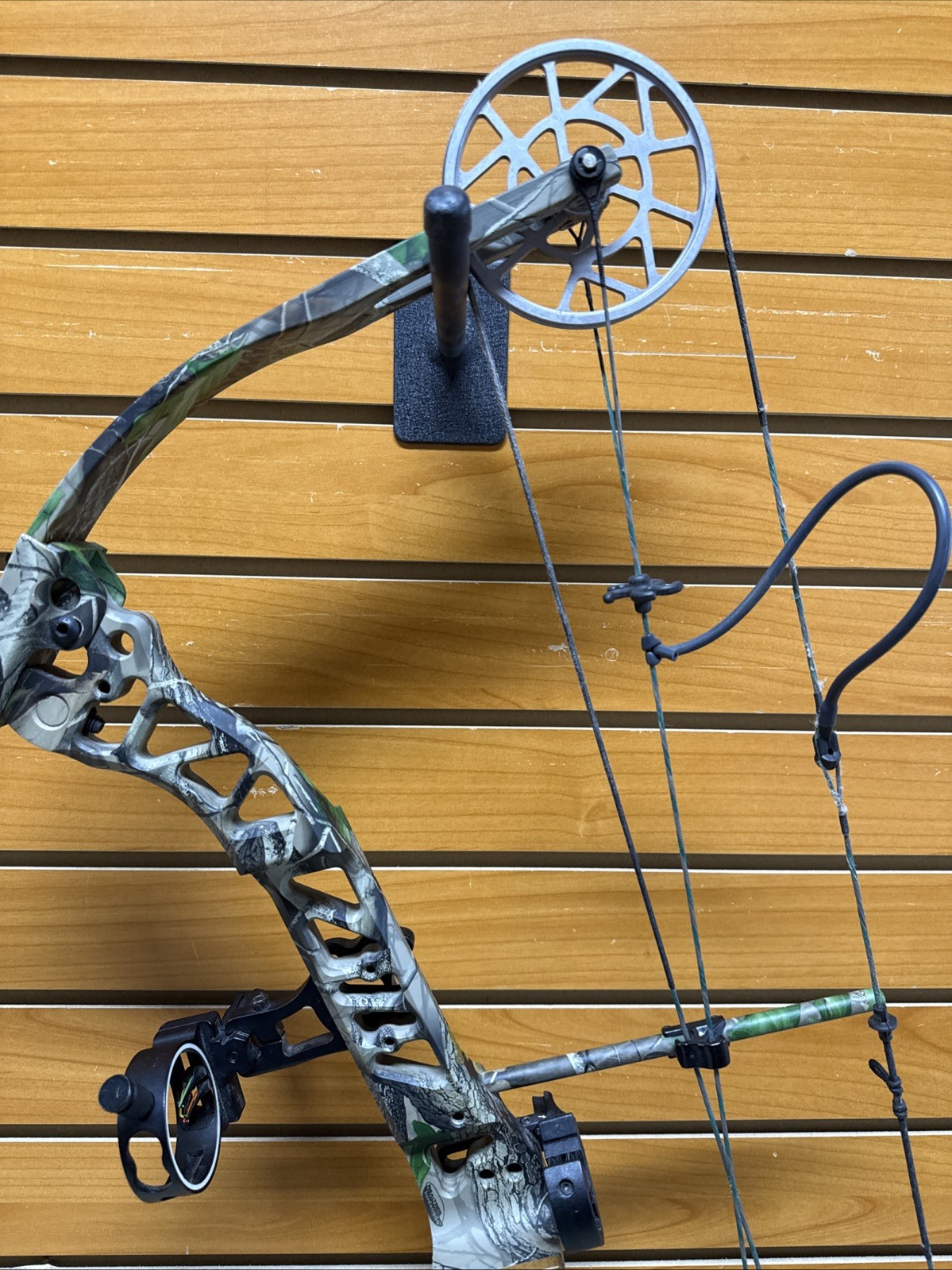 Item 3553 - Redhead Archery Compound Bow - Toxik - RH - 3 Pin Sight