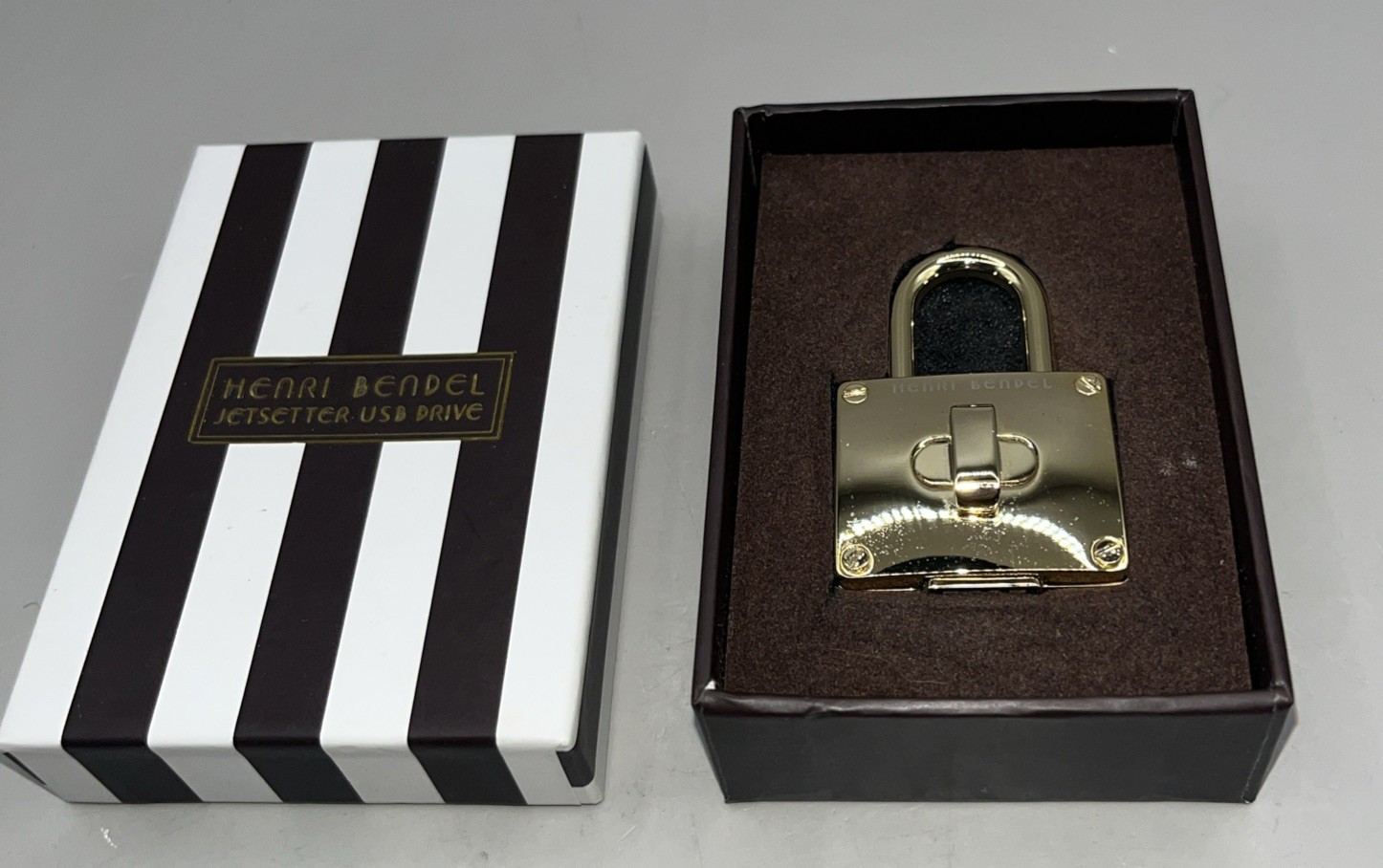 NWB Henri Bendel Gold Toned Jetsetter USB Drive 8GB Storage MSRP $38