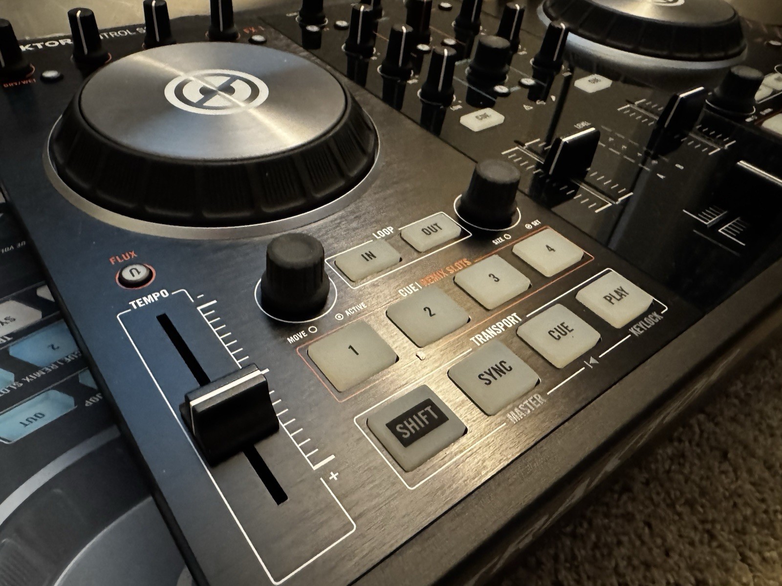 Native Instruments Traktor Kontrol S2 MK2 DJ Controller